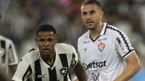 Junior Santos, do Botafogo, em partida contra o Vitória. Foto: Jorge Rodrigues/AGIF