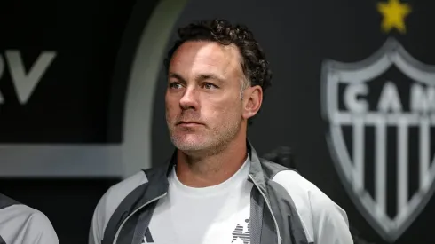 Milito no banco de reservas da Arena MRV. Foto: Gilson Lobo/AGIF