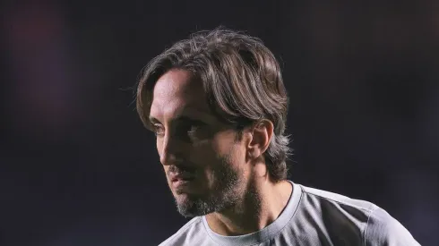 Luis Zubeldia durante partida contra o Barcelona de Guayaquil. Treinador vai com força máxima pela CB.