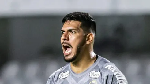 João Paulo durante partida contra o Guarani. Goleiro deve seguir no Santos.