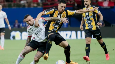 Cebolinha disputa bola com jogador do Amazonas durante a partida pela Copa do Brasil. Foto: Antonio Pereira/AGIF