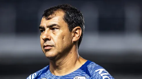 SP – SANTOS – 06/05/2024 – BRASILEIRO B 2024, SANTOS X GUARANI – Fabio Carille tecnico do Santos durante execucao do hino nacional antes da partida contra o Guarani no estadio Vila Belmiro pelo campeonato Brasileiro B 2024.