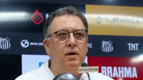 SP – SANTOS – 08/01/2024 – SANTOS, COLETIVA – O presidente Marcelo Teixeira fala aos jornalistas em coletiva de imprensa realizada na Vila Belmiro.
