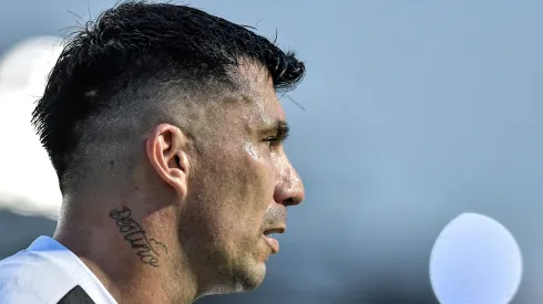 RJ - RIO DE JANEIRO - 14/04/2024 - BRASILEIRO A 2024, VASCO X GREMIO - Medel jogador do Vasco durante partida contra o Gremio no estadio Sao Januario pelo campeonato Brasileiro A 2024. Foto: Thiago Ribeiro/AGIF