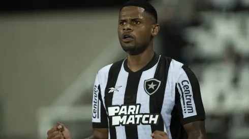 Júnior Santos comemorando um dos gols feitos no duelo entre Botafogo vs Red Bull Bragantino pela Libertadores.