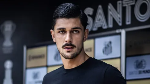 João Basso na apresentação no Santos na Vila Belmiro