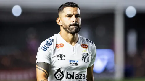 Meio-campista perdeu a vaga entre os titulares após a chegada de novas contratações