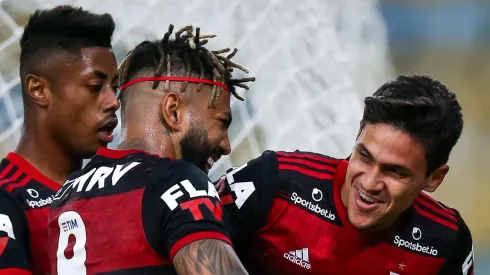 Gabigol, Pedro e Bruno Henrique comemorando gol pelo Flamengo – Foto: Buda Mendes/Getty Images