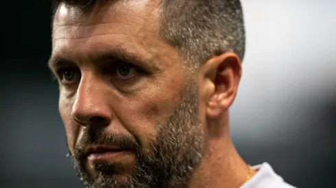 Paulo Pezzolano consegue acesso com time de Ronaldo.