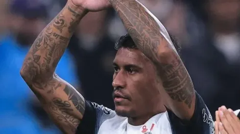 Paulinho e Romero omemoram vitória pela Copa do Brasil. Medalhão se despede do Timão.