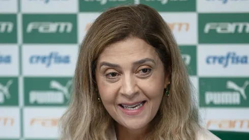 Leila Pereira durante coletiva de imprensa realizada no CT Barra Funda. Dirigente comunica decisão em entrevista.