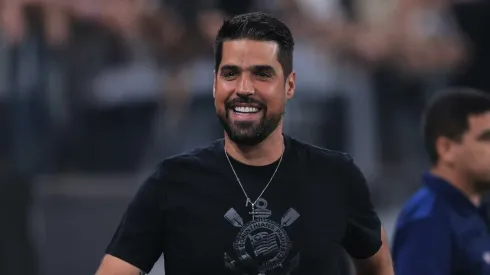 Antônio Oliveira vê Corinthians com vantagem diante de uruguaios.