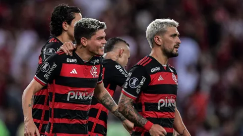 RJ - RIO DE JANEIRO - 15/05/2024 - COPA LIBERTADORES 2024, FLAMENGO X BOLIVAR - Ayrton Lucas jogador do Flamengo comemora seu gol com jogadores do seu time durante partida contra o Bolivar no estadio Maracana pelo campeonato Copa Libertadores 2024. (Foto: Thiago Ribeiro/AGIF)