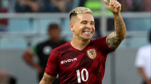 Soteldo comemorando em jogo das eliminatórias entre Venezuela e Paraguai. (Foto: Edilzon Gamez/Getty Images)