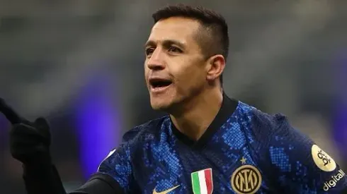 Alexis Sánchez comemorando gol em jogo entre Inter de Milão e Cagliari, no Estádio Giuseppe Meazza, pelo Campeonato Italiano, no dia 12/12/2021. Foto: Marco Luzzani/Getty Images