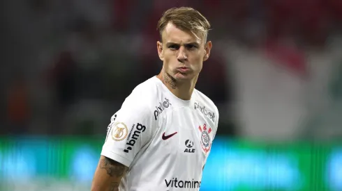 Foto: Marcello Zambrana/AGIF - Róger Guedes assiste vitória do Corinthians