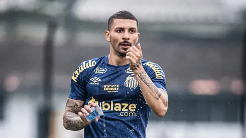 Alison será 'reforço caseiro' em momento importante no Peixe - Foto: Raul Baretta/ Santos FC.