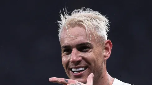 Róger Guedes comemora seu gol durante partida contra o Atletico-MG. Atacante tem um alto salário no Catar.