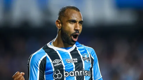 Galdino comemorando o<br />
seu tento anotado no Paraná. Foto: Lucas Uebel/Grêmio FBPA