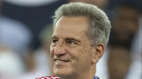 Rodolfo Landim, presidente do Flamengo, com a taça de campeão durante cerimônia de premiacao ao final da partida contra o Nova Iguacu no estádio Maracanã pela decisão do Campeonato Carioca 2024.