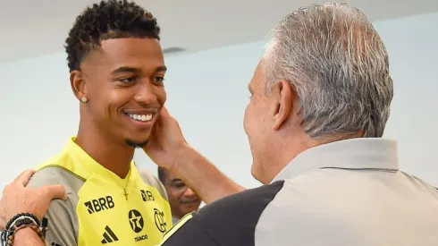 O atacante Carlinhos cumprimentando o técnico Tite em sua chegada ao Clube Carioca, no começo de abril. Foto: Marcelo Cortes/Flamengo