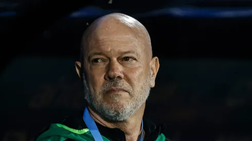 Antonio Carlos Zago durante a partida em Montevidéu. Treinador elogia meia do Peixe.