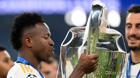 Vini Jr., do Real Madrid, beija a taça da Champions League no estádio de Wembley. Foto: Justin Setterfield/Getty Images