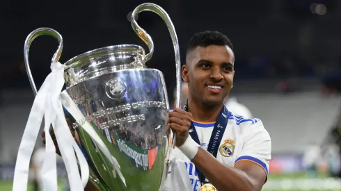 Rodrygo comemorando o título da Champions League da temporada 2021/2022. (Foto: Shaun Botterill/Getty Images)