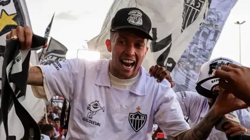 Bernard no desembarque em Belo Horizonte na sua chegada ao Galo, no dia 01/06/2024. Foto: Pedro Souza/Atlético