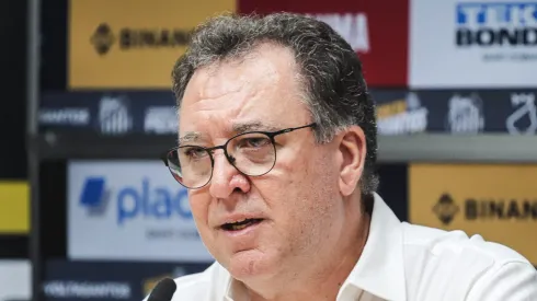 Marcelo Teixeira durante coletiva de imprensa. Atacante está fora dos planos do dirigente.