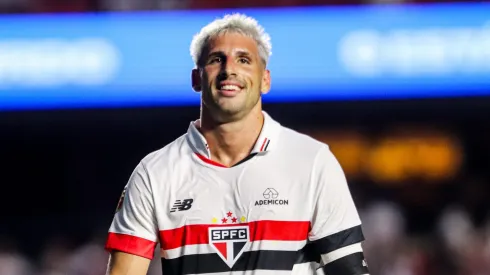 Calleri, jogador do São Paulo lamenta durante partida contra o Bragantino no estádio Morumbi pelo campeonato Paulista 2024.