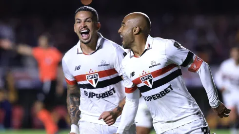 Luciano e Lucas Moura comemoram gol no MorumBIS, contra o Talleres, pela Libertadores. Foto: Marcello Zambrana/AGIF