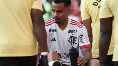 Allan saindo de maca durante a goleada histórica do Mengão