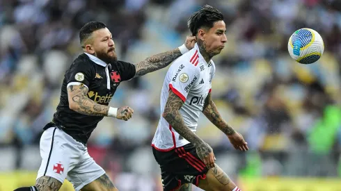 Rossi jogador do Vasco disputa lance com Pulgar jogador do Flamengo durante partida no estadio Maracana pelo campeonato Brasileiro A 2024. Foto: Thiago Ribeiro/AGIF