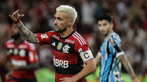 Arrascaeta em jogo Flamengo x Grêmio, pelo Maracanã, no Campeonato Brasileiro 2023. Foto: Thiago Ribeiro/AGIF