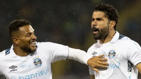 Diego Costa comemora gol contra o Huachipato, no Chile, com Reinaldo. Foto: rede social / Conmebol.