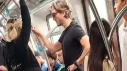 Luis Zubeldía, técnico do São Paulo passeando de trem na capital. Foto: Reprodução/x