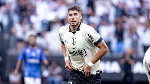 Pedro Raul comemorando gol marcado no Campeonato Paulista