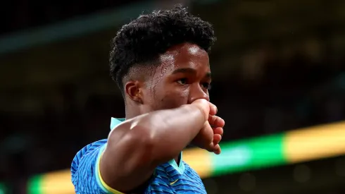 Endrick comemorando o gol pela Seleção Brasileira (Foto: Catherine Ivill/Getty Images)