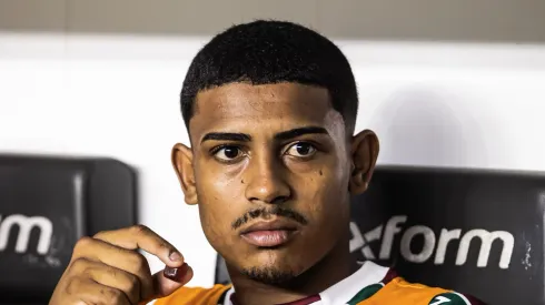John Kennedy no banco de reservas do Fluminense. Foto: Abner Dourado/AGIF
