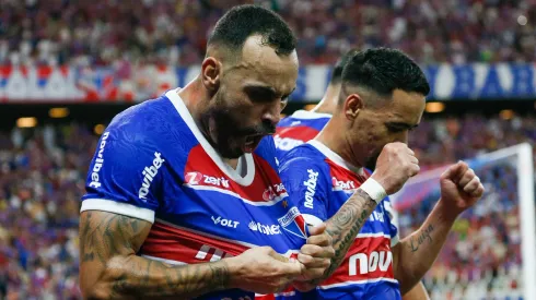 Moisés e Pikachu comemorando gol na final da Copa do Nordeste entre Fortaleza x CRB