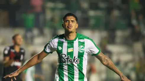 Lucas Barbosa comemorando seu gol contra o Dragão. Foto: Luis Felipe Amorin/AGIF