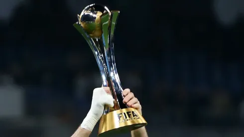 Taça do Mundial de Clubes levantada por Benzema, ex-Real Madrid