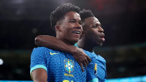 Vinicius Junior e Endrick comemorando gol da vitória contra a Inglaterra
(Foto: Catherine Ivil l/Getty Images)