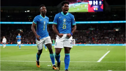 Endrick e Vini Jr. comemoram gol - Foto:Catherine Ivill/Getty Images.