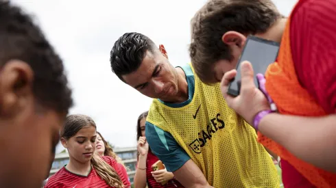 Cristiano Ronaldo em treino da Seleção interagindo com crianças
Foto: Cristiano Ronaldo