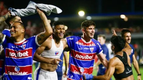 Elenco do Fortaleza comemorando o título da Copa do Nordeste.