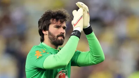 Alisson em partida entre Brasil e Chile pelas eliminatórias da Copa do Mundo de 2022.
(Foto: Buda Mendes/Getty Images)