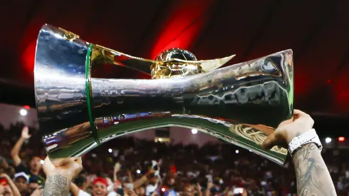 Gabigol levantando a taça do Brasileirão no Maracanã