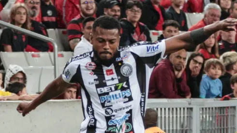Marcelo Cirino, do Operário, em jogo contra o Athletico-PR pelo Campeonato Paranaense. Foto: Robson Mafra/AGIF